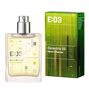 Escentric Molecules - Escentric 03 - Travel Spray Refill mit grünem Karton und transparentem Sprayflakon vor weißem Hintergrund