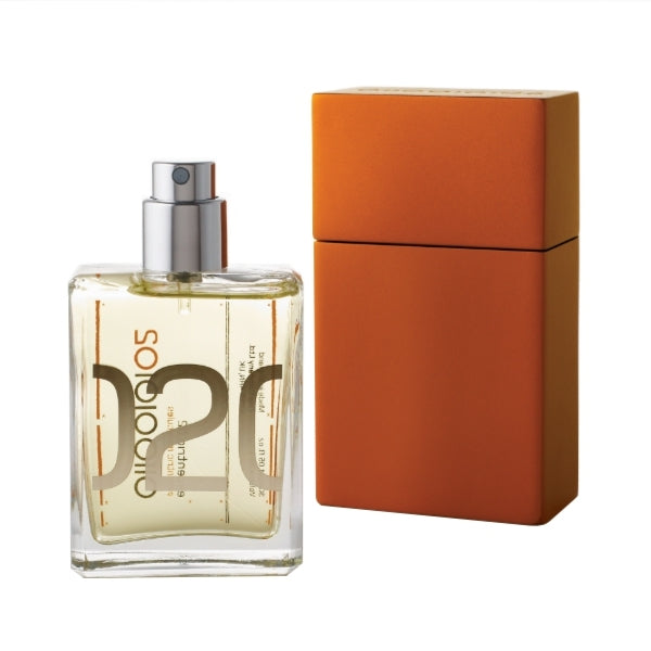 Escentric Molecules - Escentric 02 - Travel Spray mit klarer Glasflasche und matt orangefarbenem Etui vor weißem Hintergrund