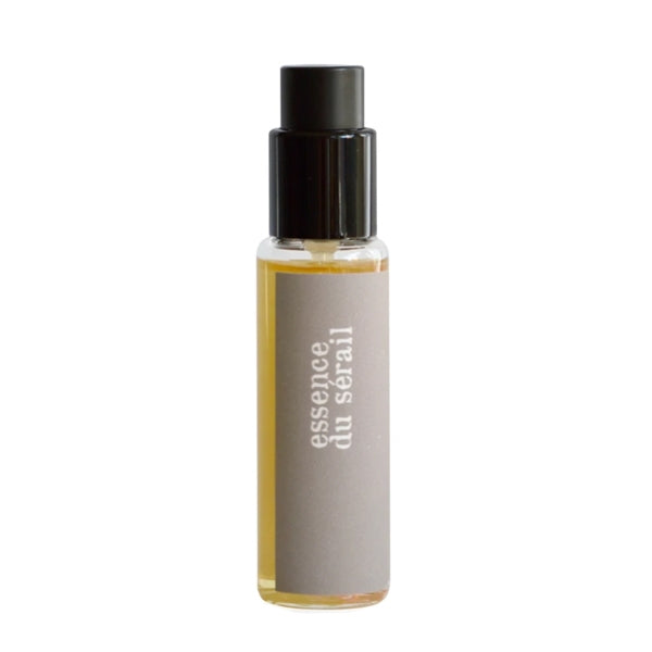 Sous Le Manteau - Essence du Sérail Parfümöl in kleinem Glasflakon mit schwarzem Schraubverschluss vor weißem Hintergrund