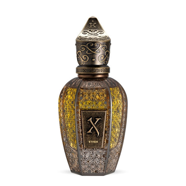 Xerjoff - K Blue Collection - Ether zeigt kunstvollen Flakon mit antik wirkender Verzierung und filigranen Ornamenten in warmen Goldtönen