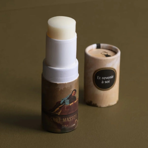 Sabé Masson - Et revenir à Soi - Solid Soft Perfume mit kunstvoller, nostalgischer Verpackung auf grünem Hintergrund
