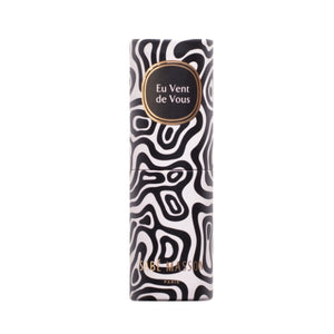 Sabé Masson - Eu Vent de Vous - Solid Soft Perfume Stick in schwarz-weiß gemusterter Verpackung auf weißem Hintergrund