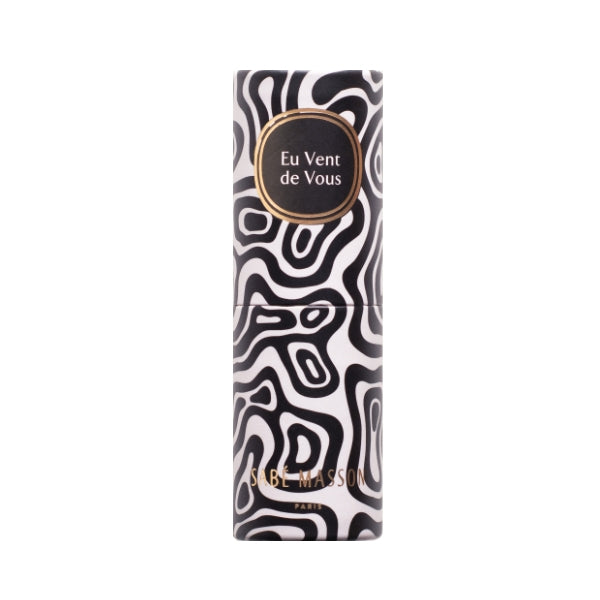 Sabé Masson - Eu Vent de Vous - Solid Soft Perfume Stick in schwarz-weiß gemusterter Verpackung auf weißem Hintergrund
