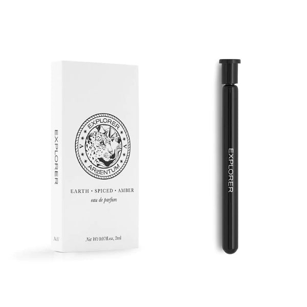 Argentum - Explorer - Earth schwarzer Duftroller neben eleganter weißer Verpackung mit Leoparden-Emblem in Schwarz-Weiß