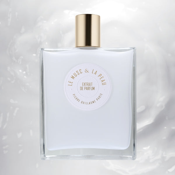 Pierre Guillaume - Beyond Collection - Le Musc & La Peau Extrait eleganter klarer Flakon mit goldenem Verschluss vor hellem Hintergrund