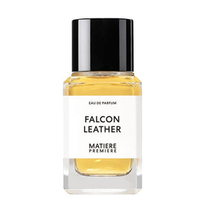 Matière Première - Falcon Leather präsentiert klaren Flakon mit schwarzem Verschluss und bernsteinfarbenem Parfumöl vor weißem Hintergrund