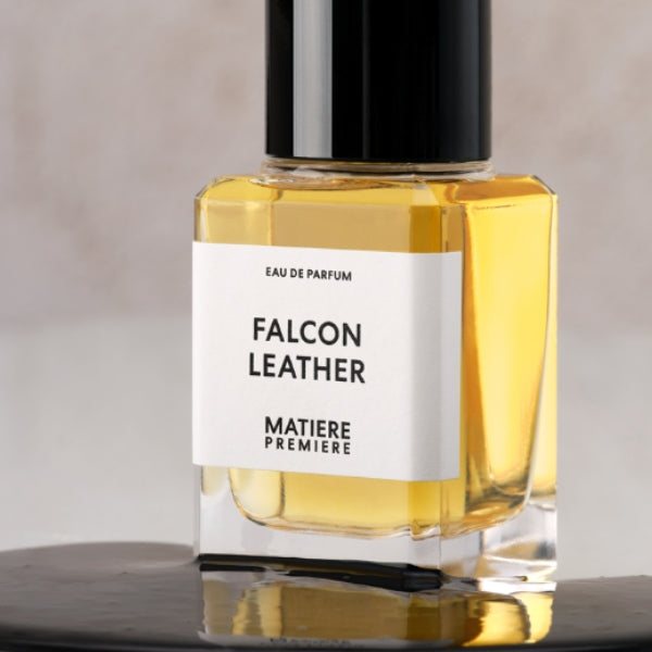 Matière Première - Falcon Leather zeigt klaren Flakon mit schwarzem Deckel und bernsteinfarbenem Parfum vor neutralem Hintergrund
