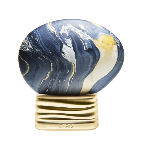 THoO - Get the Feeling eleganter Duftstein mit abstraktem blau-goldenem Muster und goldfarbenem Sockel vor weißem Hintergrund
