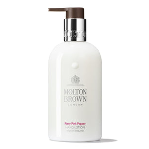 Molton Brown - Fiery Pink Pepper Hand Lotion im weißen Spender mit braunem Pumpaufsatz vor weißem Hintergrund