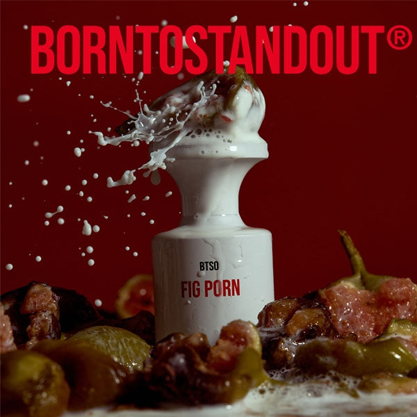 BORNTOSTANDOUT - Fig Porn Flakon in Weiß mit roter Schrift, umgeben von zerdrückten Feigen und Milchspritzern vor rotem Hintergrund