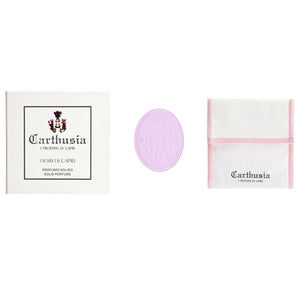 Carthusia - Fiori di Capri - Creme Parfum zarter, fliederfarbener Duftstein in eleganter weißer Verpackung mit Stofftuch