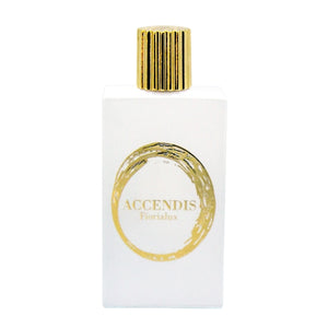 Accendis - The Whites - Fiorialux Parfumflakon mit weißem Gehäuse und goldenem Verschluss und Label vor weißem Hintergrund