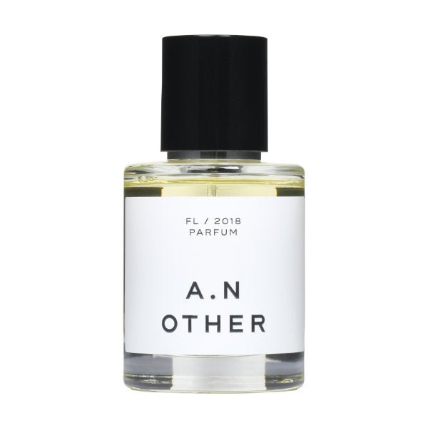 A.N. OTHER - FL / 2018 Parfumflakon mit schlichtem weißem Etikett und schwarzem Verschluss vor weißem Hintergrund