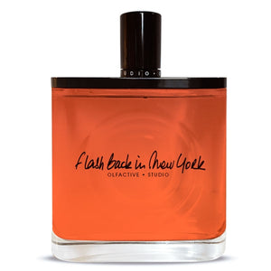 Olfactive Studio - Flash Back in New York Parfumflakon mit schwarzem Verschluss und orangefarbenem Inhalt vor weißem Hintergrund