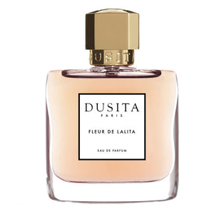 Dusita - Fleur de Lalita Parfumflakon mit cremig-rosafarbenem Inhalt und goldfarbenem Verschluss vor weißem Hintergrund