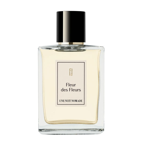 Une Nuit Nomade - Une Nuit a Bali - Fleur des Fleurs Flakon mit schlichter Eleganz und zart gelber Flüssigkeit vor weißem Hintergrund