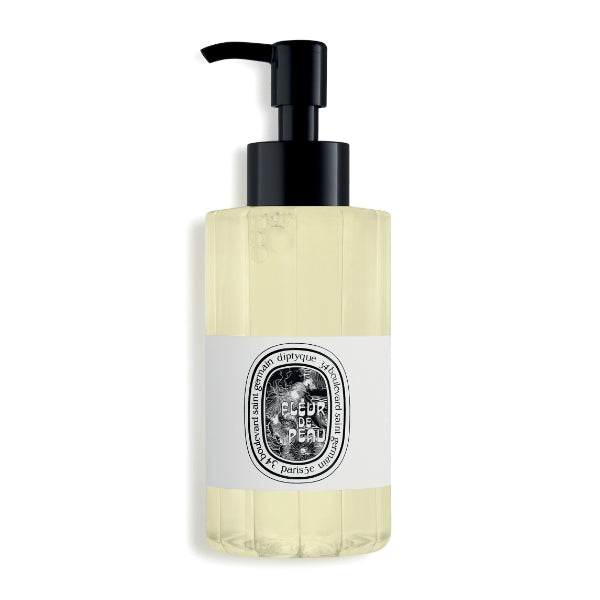 Diptyque - Fleur de Peau - Cleansing Hand & Body Gel mit transparentem Behälter und schwarzem Spender auf weißem Hintergrund