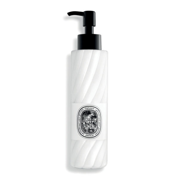 Diptyque - Fleur de Peau - Hand & Body Lotion in weißem, geriffeltem Spender mit schwarzem Pumpverschluss auf weißem Hintergrund