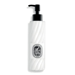 Diptyque - Fleur de Peau - Hand & Body Lotion in weißem, geriffeltem Spender mit schwarzem Pumpverschluss auf weißem Hintergrund