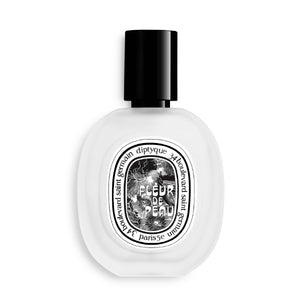 Diptyque - Fleur de Peau - Hair Mist Flakon mit schwarzem Verschluss auf weißem Hintergrund schlicht inszeniert