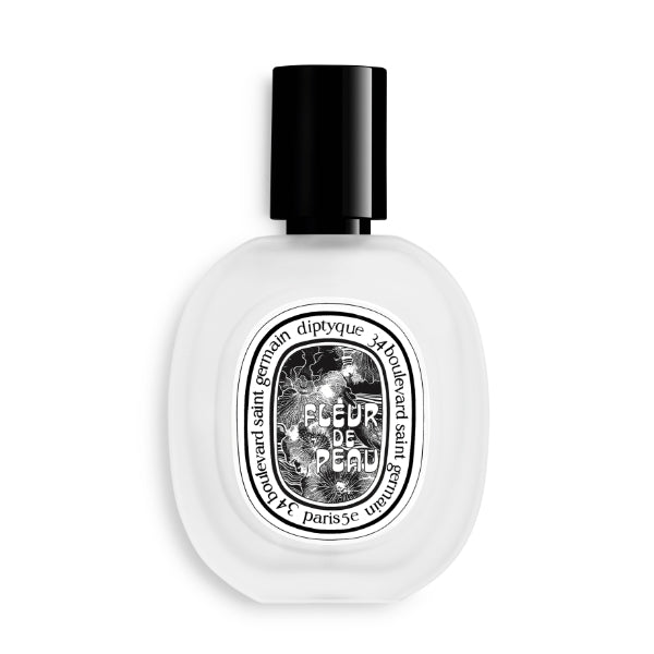 Diptyque - Fleur de Peau - Hair Mist Flakon mit schwarzem Verschluss auf weißem Hintergrund schlicht inszeniert