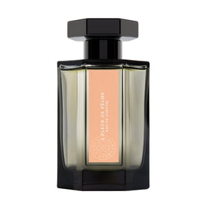 L'Artisan Parfumeur - La Collection - À Fleur de Pêche zeigt eleganten Flakon mit apricotfarbenem Etikett auf weißem Hintergrund