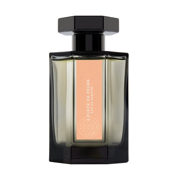 L'Artisan Parfumeur - La Collection - À Fleur de Pêche zeigt eleganten Flakon mit apricotfarbenem Etikett auf weißem Hintergrund