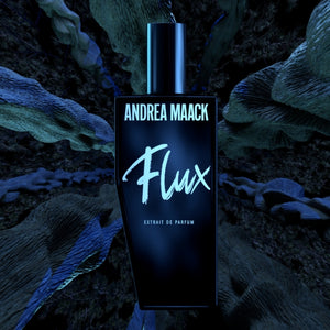 Andrea Maack Parfums - Flux schwarzer Flakon mit leuchtendem Schriftzug vor mystischem bläulichem Walddesign