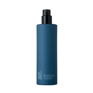 Sous Le Manteau - Fontaine Royale eleganter blauer Parfümspray mit schwarzem Zerstäuber vor weißem Hintergrund