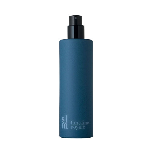 Sous Le Manteau - Fontaine Royale eleganter blauer Parfümspray mit schwarzem Zerstäuber vor weißem Hintergrund