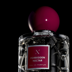 Les Sœurs de Noé - Private Ruby Collection - Forbidden Nectar edler Flakon mit rundem, pinkfarbenem Verschluss auf schwarzem Hintergrund