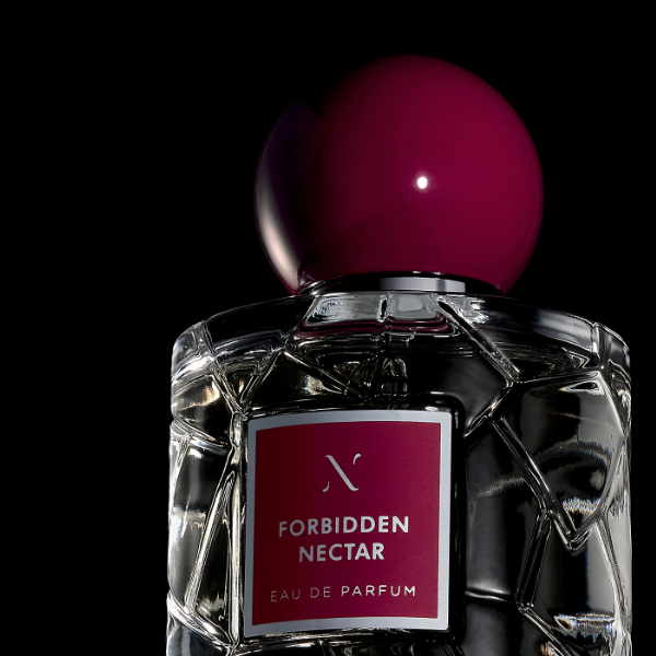 Les Sœurs de Noé - Private Ruby Collection - Forbidden Nectar edler Flakon mit rundem, pinkfarbenem Verschluss auf schwarzem Hintergrund