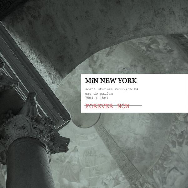 MiN New York - Scent Stories Vol.2 - Forever Now Label auf antiker Säule und deckenhohem Rundbild in gedeckten Grau- und Beigetönen