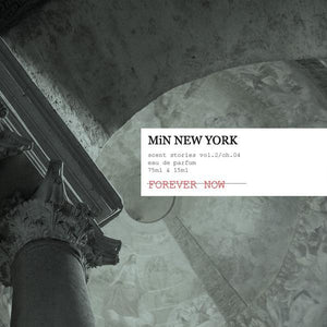 MiN New York - Scent Stories Vol.2 - Forever Now Label auf antiker Säule und deckenhohem Rundbild in gedeckten Grau- und Beigetönen