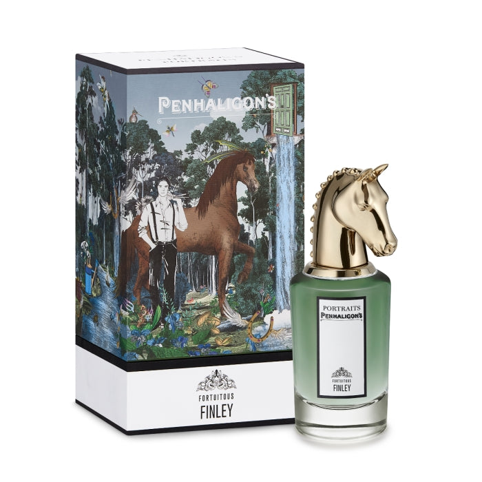 Penhaligon's - Portraits - Fortuitous Finley grüne Flasche mit goldenem Pferdekopf vor dekorativer Verpackung mit Walddesign