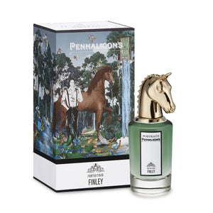 Penhaligon's - Portraits - Fortuitous Finley grüne Flasche mit goldenem Pferdekopf vor dekorativer Verpackung mit Walddesign