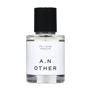 A.N. OTHER - FR / 2018 Parfumflakon mit klarem Glas und schlichtem weißen Etikett sowie schwarzem Verschluss vor weißem Hintergrund