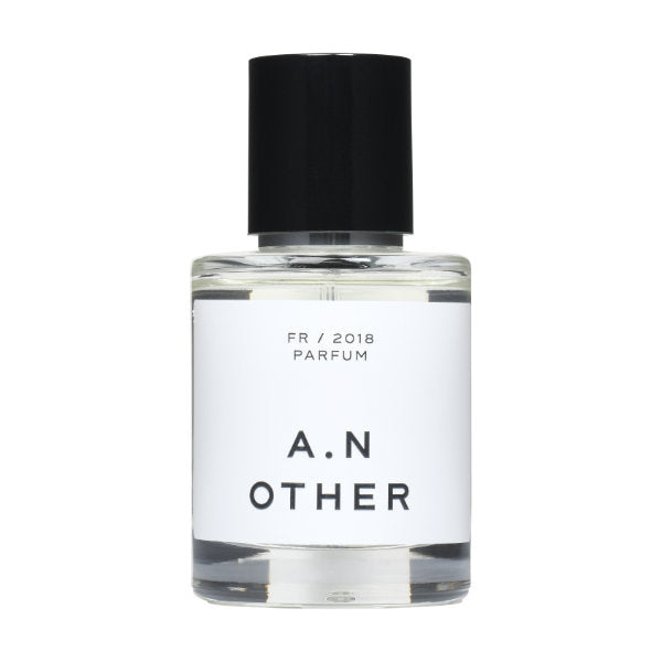 A.N. OTHER - FR / 2018 Parfumflakon mit klarem Glas und schlichtem weißen Etikett sowie schwarzem Verschluss vor weißem Hintergrund