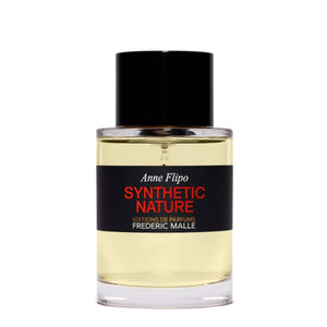 Frédéric Malle - Synthetic Nature Parfumflakon mit klarem Glas, schwarzem Etikett und schlichtem Design vor weißem Hintergrund