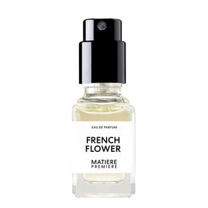 Matière Première - French Flower zeigt kleinen Flakon mit schwarzem Zerstäuber und hellem Parfumöl vor weißem Hintergrund