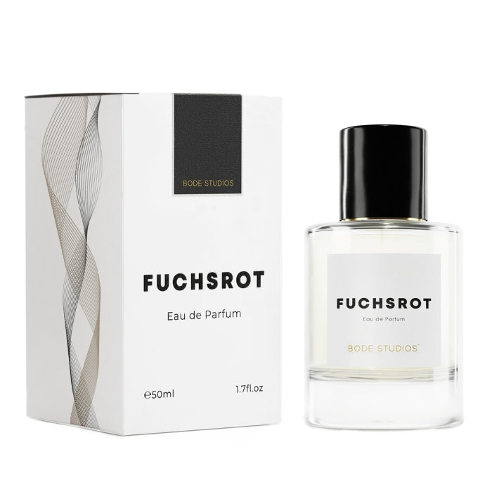 Bodé Studios - Fuchsrot Parfumflakon und elegante Verpackung mit minimalistischem Design vor weißem Hintergrund
