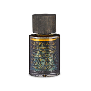 PERFUME.SUCKS - Fuel 0987 Parfumflakon mit dunklem Holzkopf und chemischem Formel-Design vor weißem Hintergrund