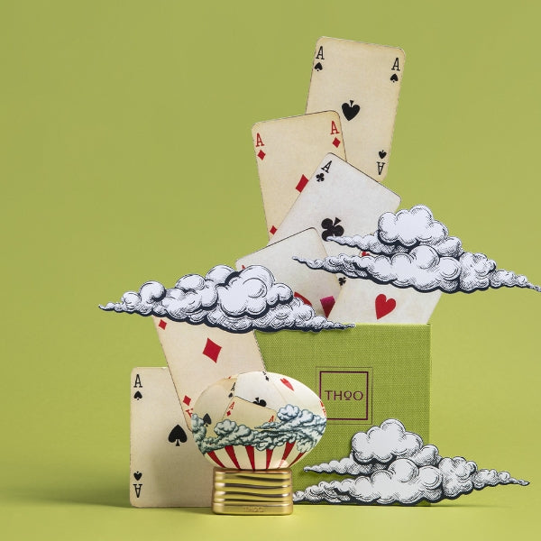 THoO - Crazy Collection - Gambling Parfumflakon mit Spielkarten und Wolkenmotiv vor grünem Hintergrund