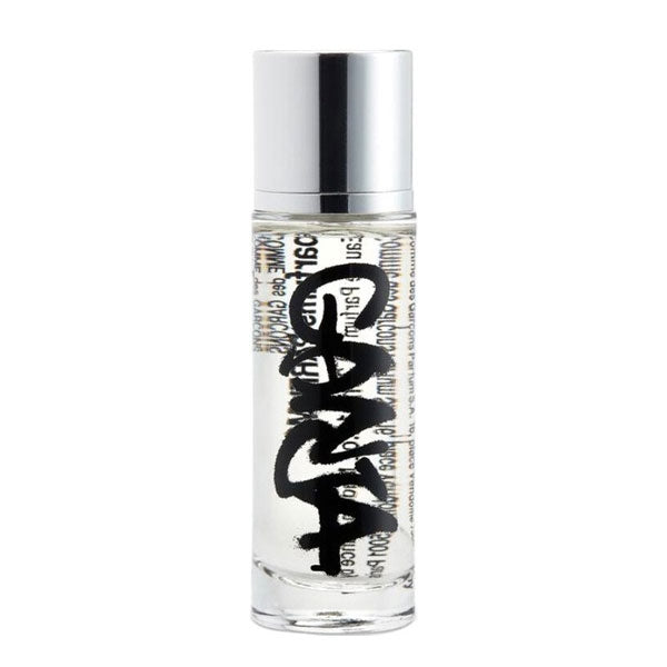 Comme des Garçons - Ganja Parfumflakon mit silbernem Verschluss und schwarzer Schrift auf klarem Glas vor weißem Hintergrund