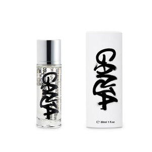 Comme des Garçons - Ganja Parfumflakon mit schwarzer Schrift und silbernem Verschluss vor weißem Hintergrund