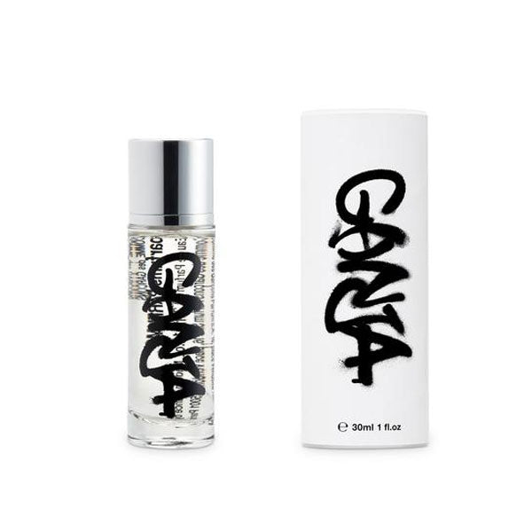 Comme des Garçons - Ganja Parfumflakon mit schwarzer Schrift und silbernem Verschluss vor weißem Hintergrund