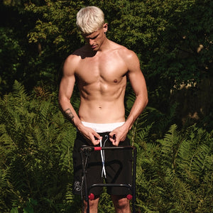 HUNQ - #001 Gardener: muskulöser Mann mit blonden Haaren bedient Rasenmäher umgeben von grüner Natur