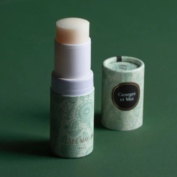 Sabé Masson - Georges et Moi - Solid Soft Perfume in pastellgrünem Musterbehälter auf grünem Untergrund