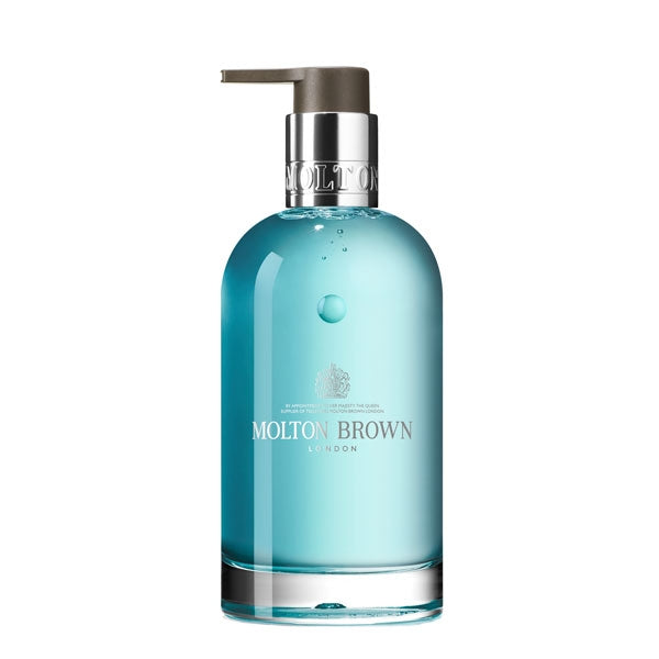 Molton Brown - Coastal Cypres & Sea Fennel Fine Liquid Hand Wash - Glass Bottle mit frischer, blauer Flüssigkeit und Pumpspender
