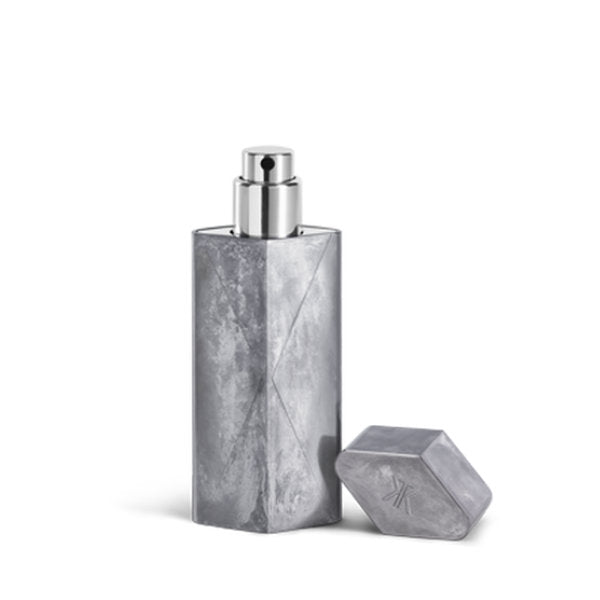 Maison Francis Kurkdjian Paris - Globe Trotter - Zinc Edition metallischer Parfümzerstäuber mit Magnetverschluss und skulpturalem Design